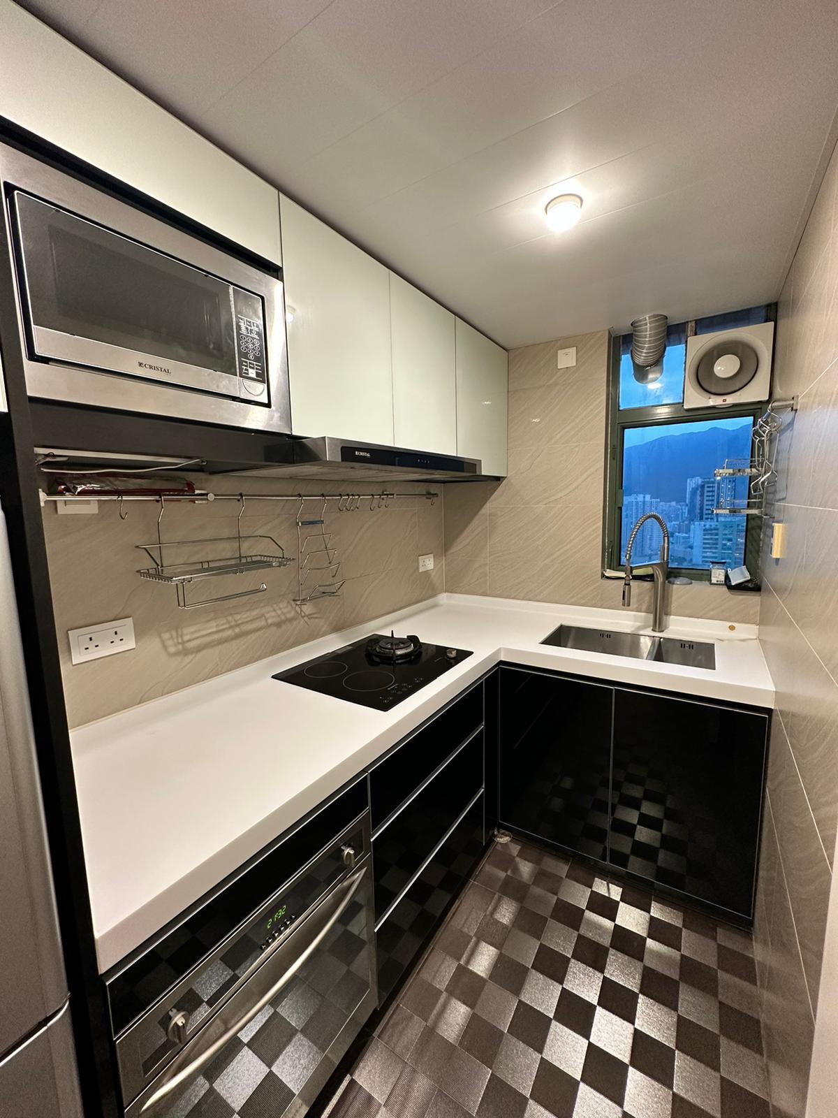 闊大的廚房配套齊全,方格拼砌的地板亦獨特時尚。(代理提供)