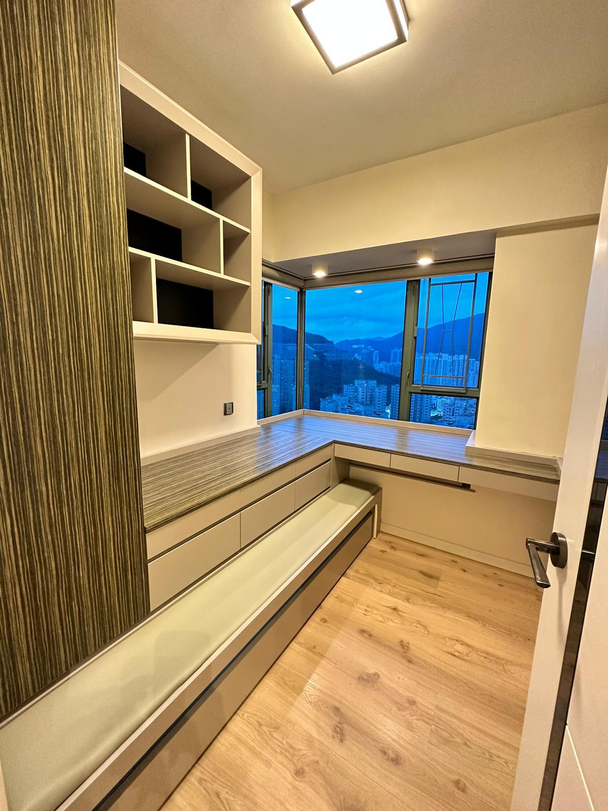 其中一間睡房設有訂製的L型書櫃連睡床組合,十分實用。(代理提供)