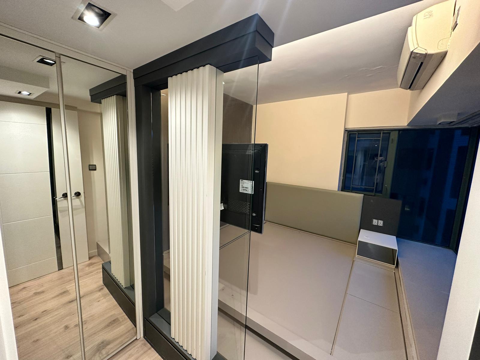 主人房設有地台,而透明玻璃設計的分隔牆,有助增加視覺空間感。(代理提供)