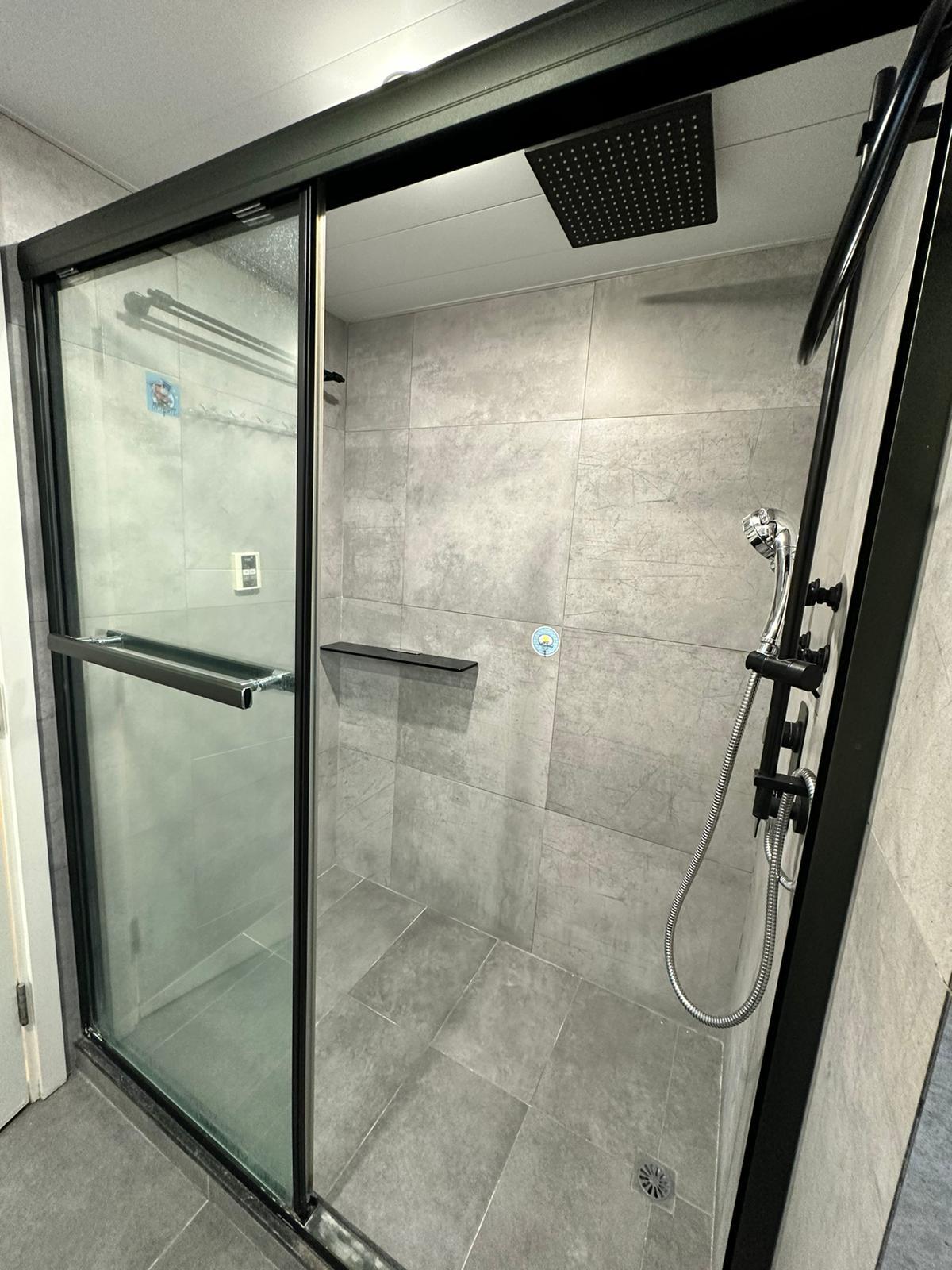 浴室裝修時尚簇新。(代理提供)