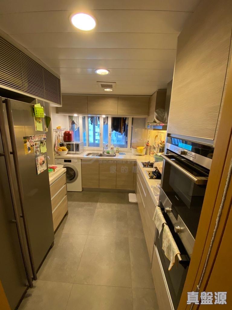 廚房面積相當闊落,外接小露台,方便晾曬衣物。(代理提供)