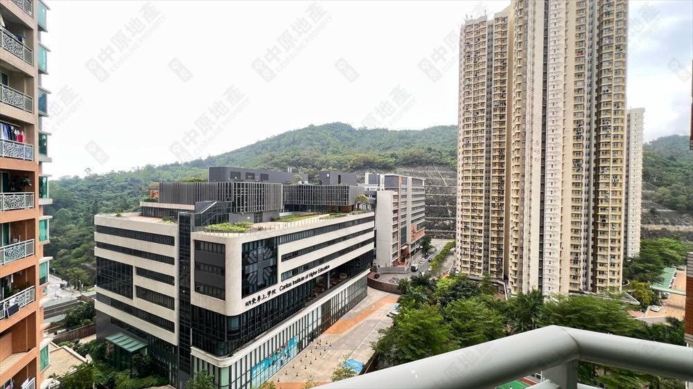 單位座向正南方,享開揚山景和學校景致。(代理提供)