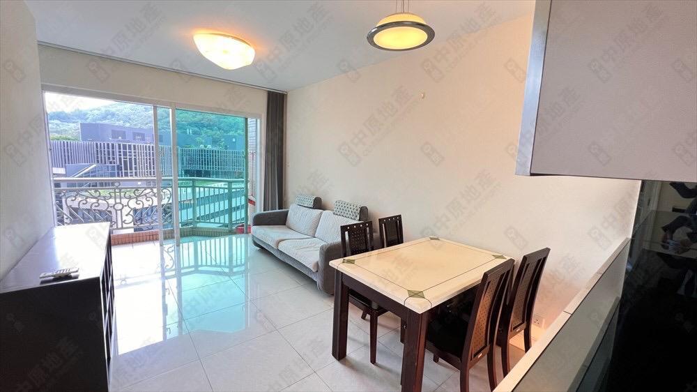 四正的長方形大廳外接露台,間隔實用見使。(代理提供)