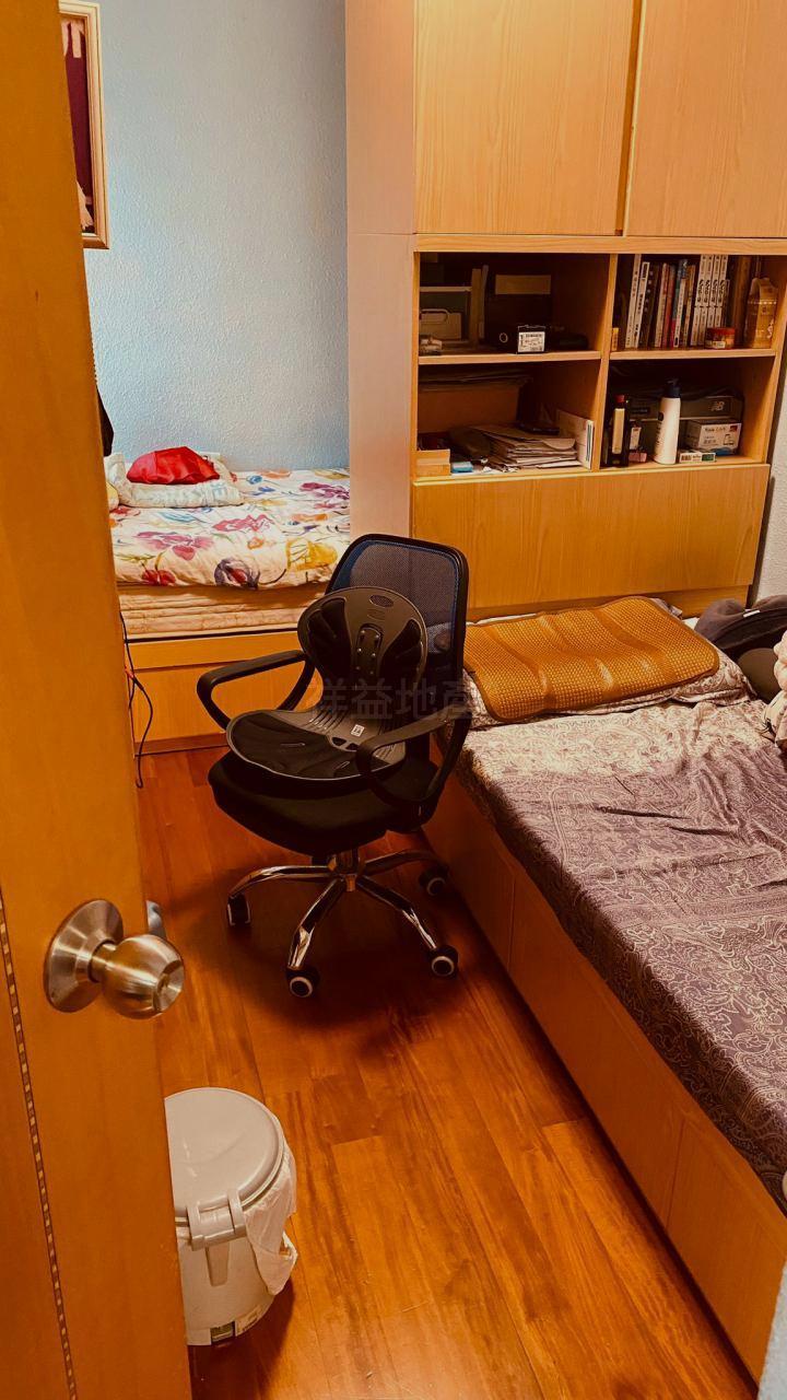 睡房面積不細小,擺放兩張單人床後,仍有活動空間。(代理提供)