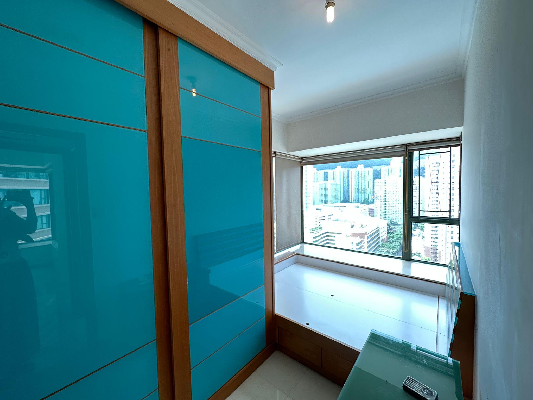 主人房空間闊落,附設90度大窗戶,並備有部分大型傢俱,新淨又實用。(代理提供)