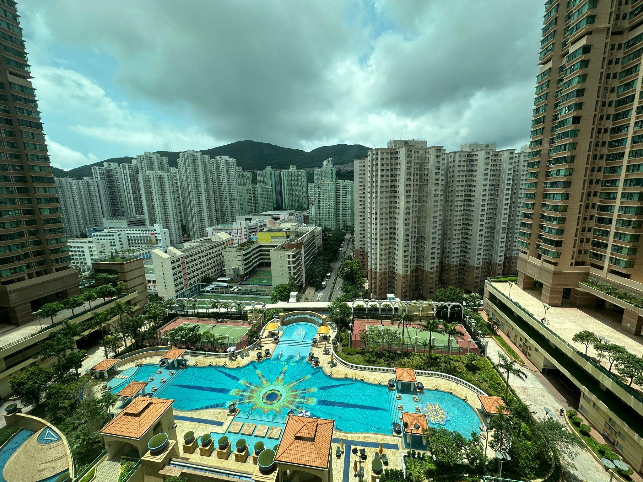 單位可飽覽屋苑歐陸庭園及羅馬泳池全景,景觀非常開揚吸引。(代理提供)