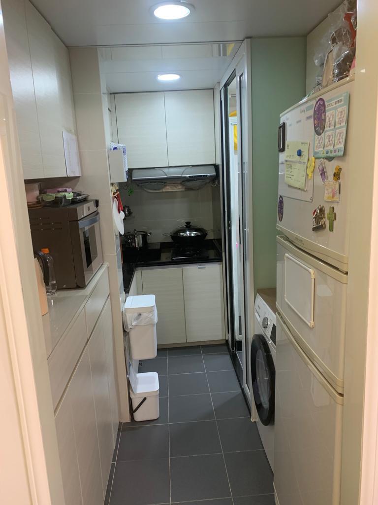 長方形廚房裝修簇新企理,空間闊落。(代理提供)