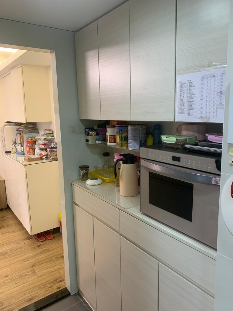 廚房和大廳分別設有一系列米色訂製梗櫃,新淨實用。(代理提供)