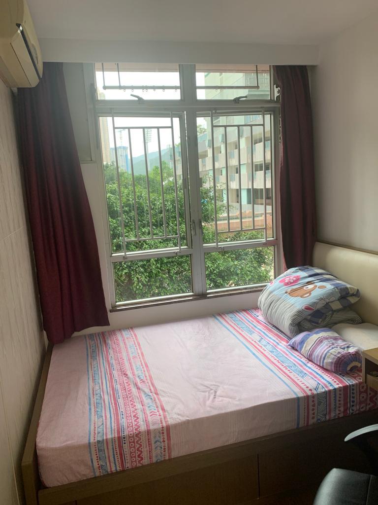 睡房間隔四正,外望翠綠園景。(代理提供)