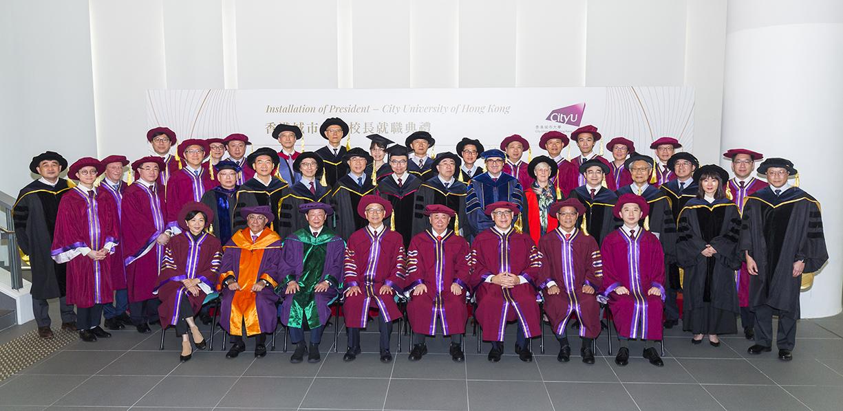 :鍾博士、黃先生與一眾校董會成員、管理層、學院院長及行政部門主管歡迎梅教授出任城大校長