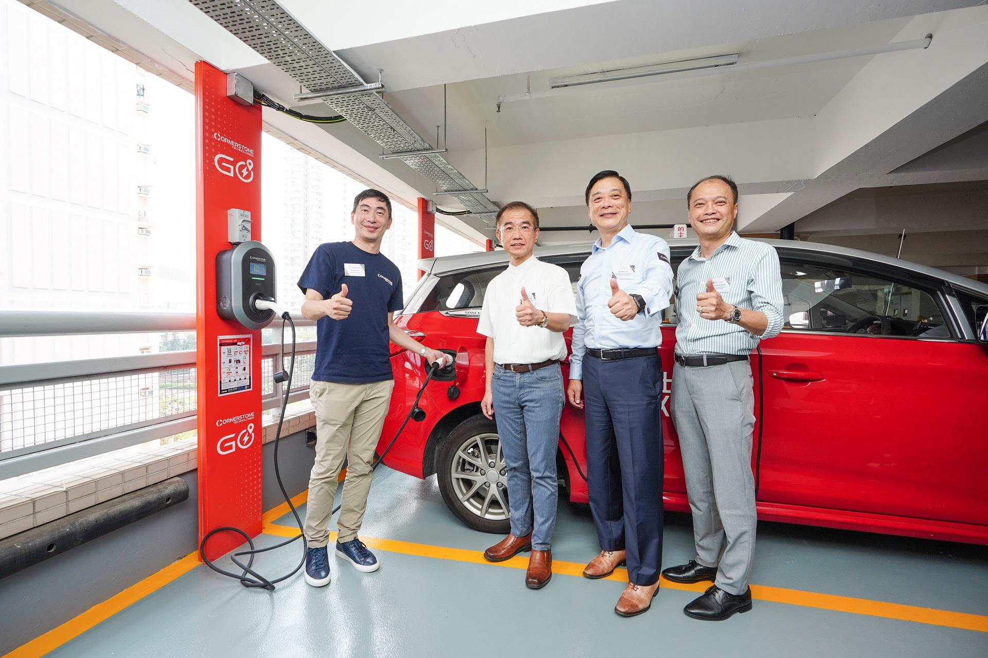 參與先導計劃的企業領袖,聯同環境及生態局首席環境保護主任(空氣質素政策)張展華博士(左二),一同見證「eC-TAXI」充電過程。