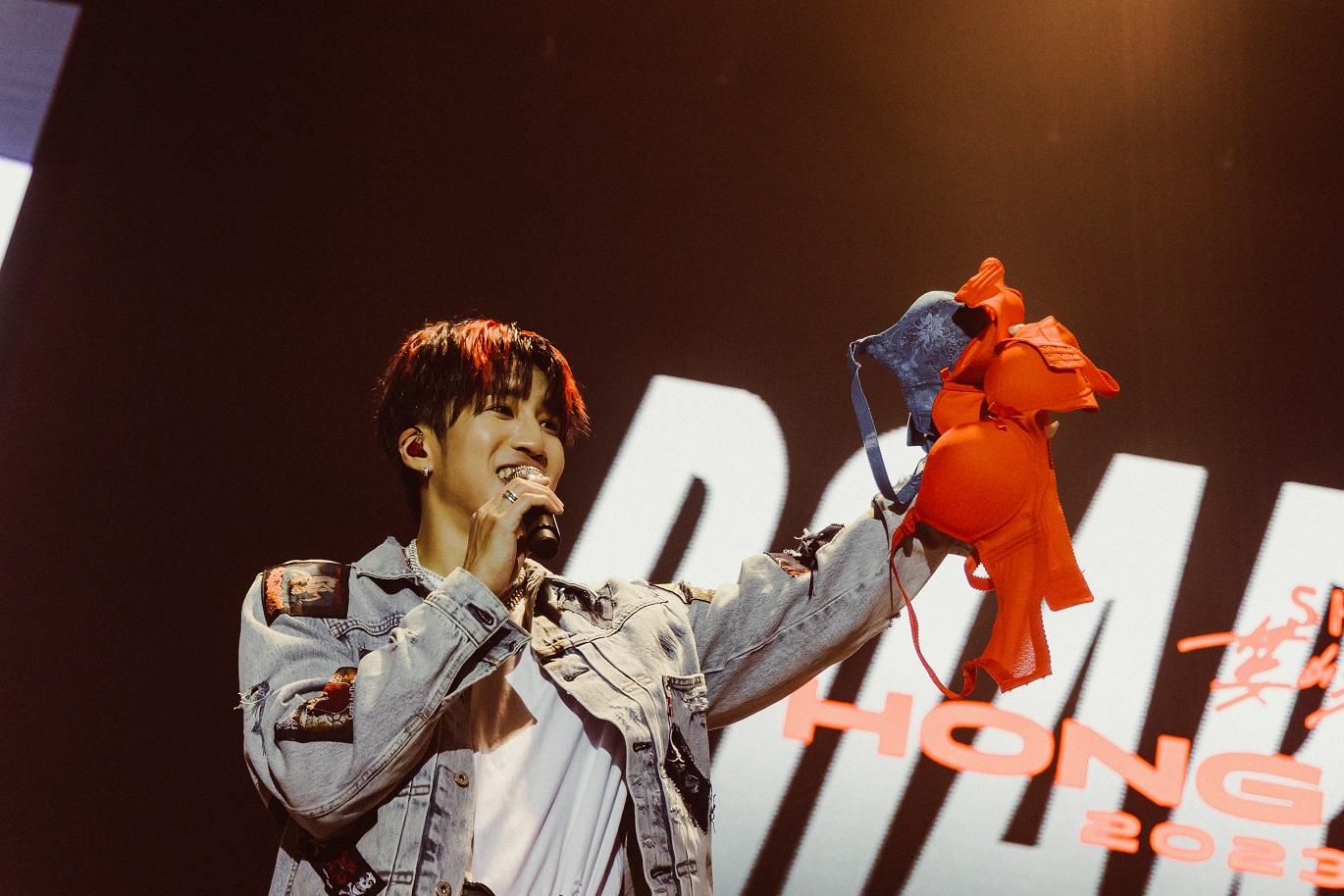 婁峻碩獲粉絲狂掟Bra上台。