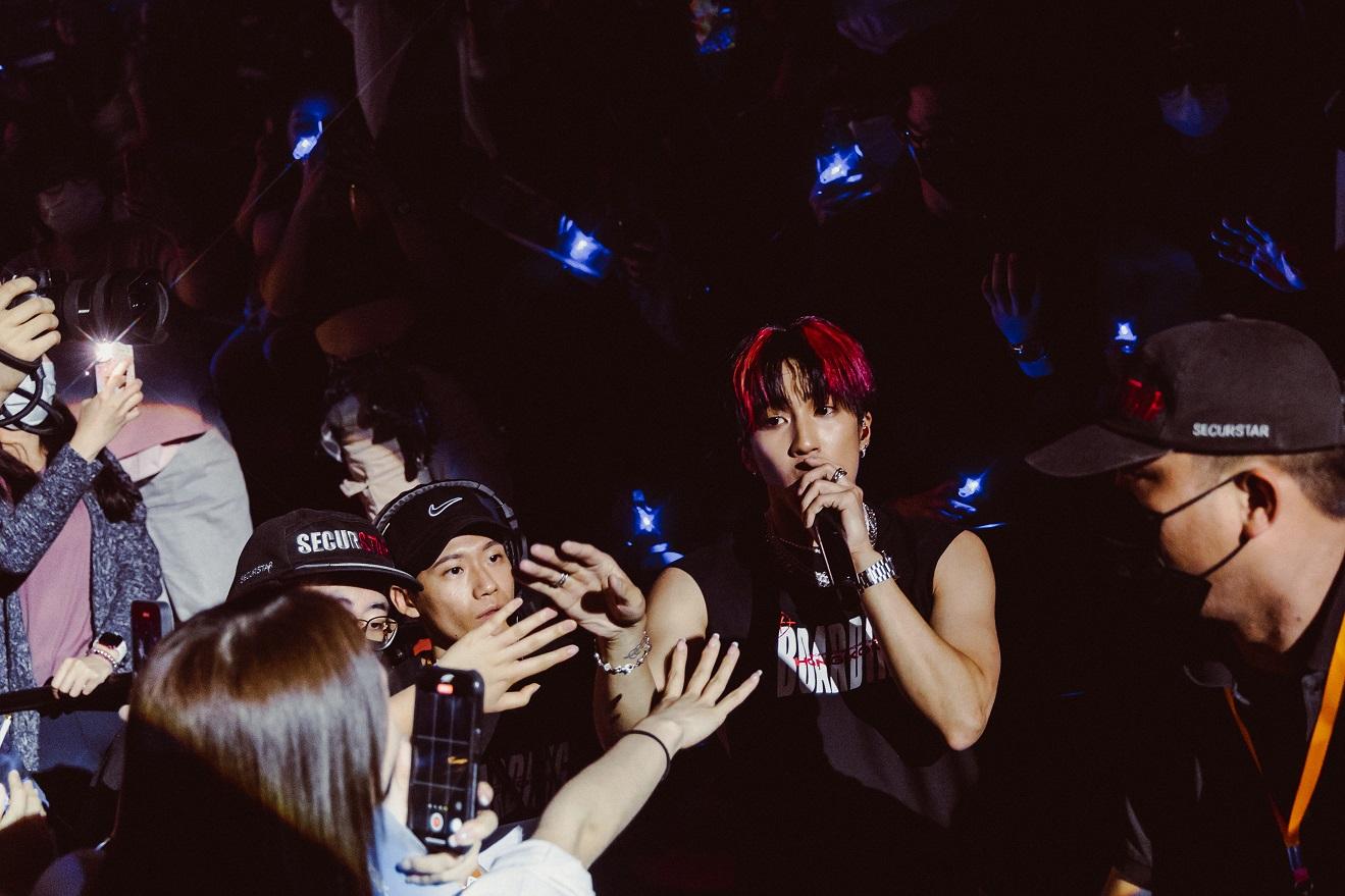 Encore時段,婁峻碩與歌迷近距離接觸。