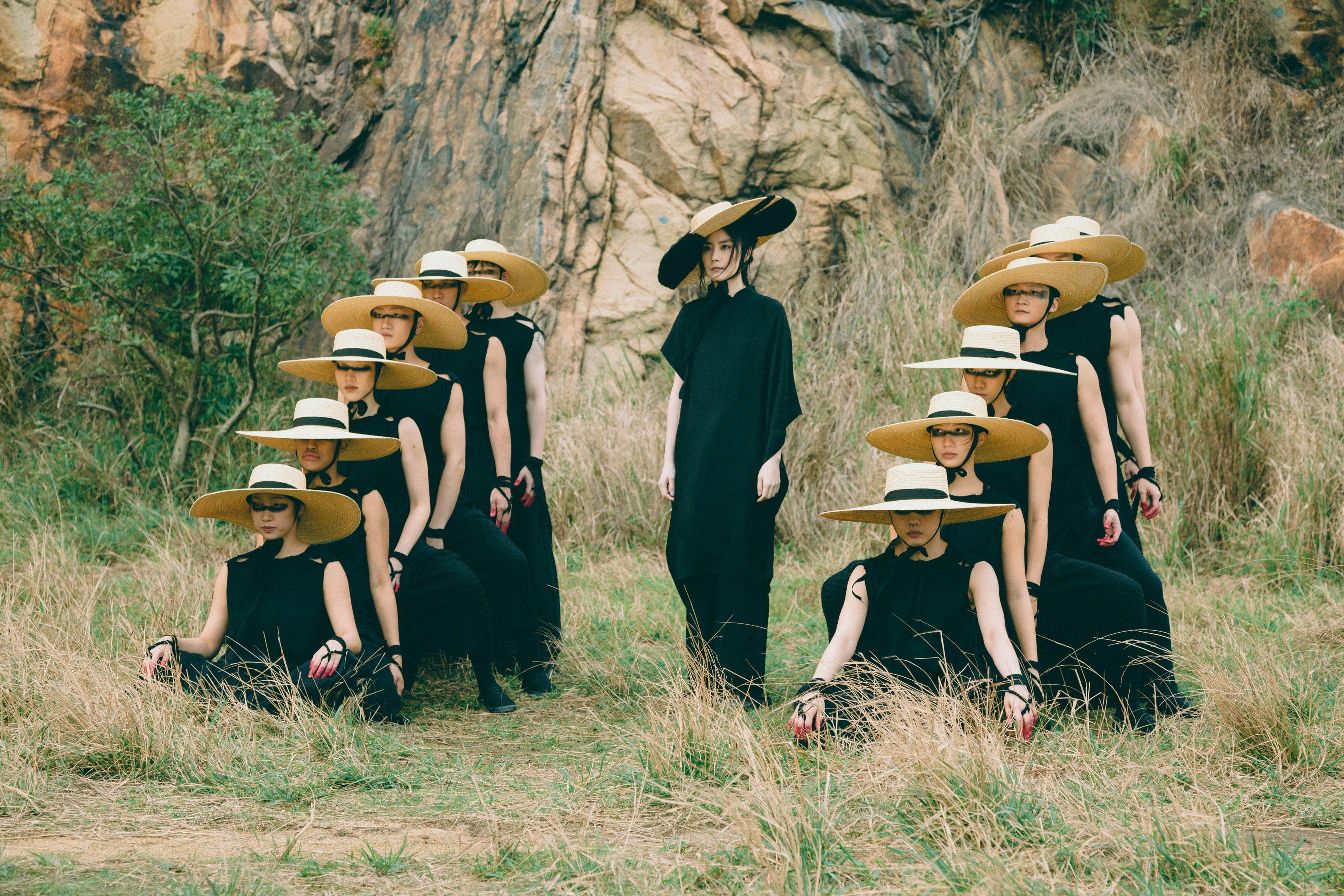 Kelly新歌《談情的價值》MV,著重場景設計和各performers形體的一體性。