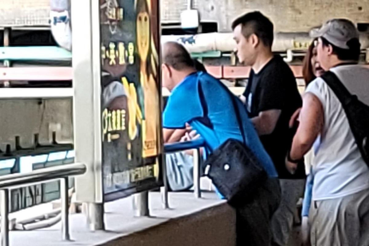 大埔廣場有男童在天橋外危險位置站立,被數名英勇街坊抱回安全位置。(網上圖片)