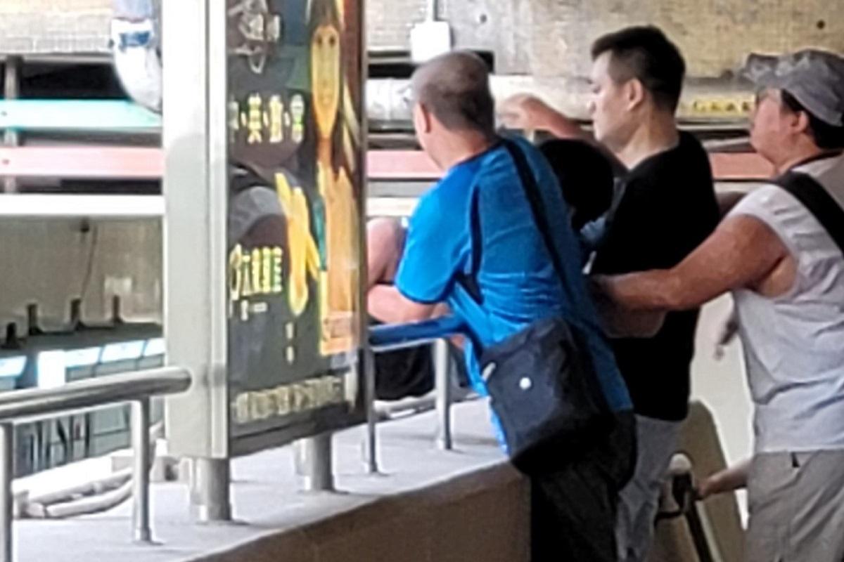 大埔廣場有男童在天橋外危險位置站立,被數名英勇街坊抱回安全位置。(網上圖片)