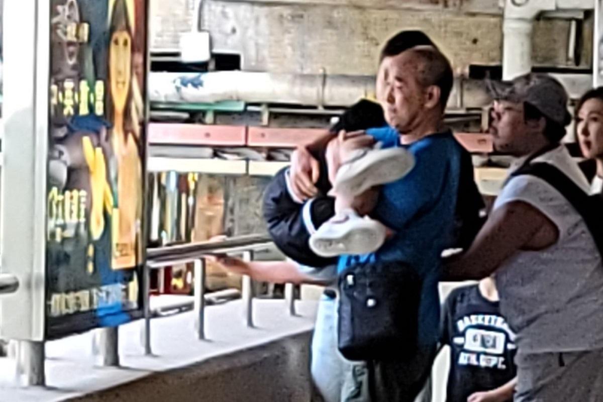 大埔廣場有男童在天橋外危險位置站立,被數名英勇街坊抱回安全位置。(網上圖片)