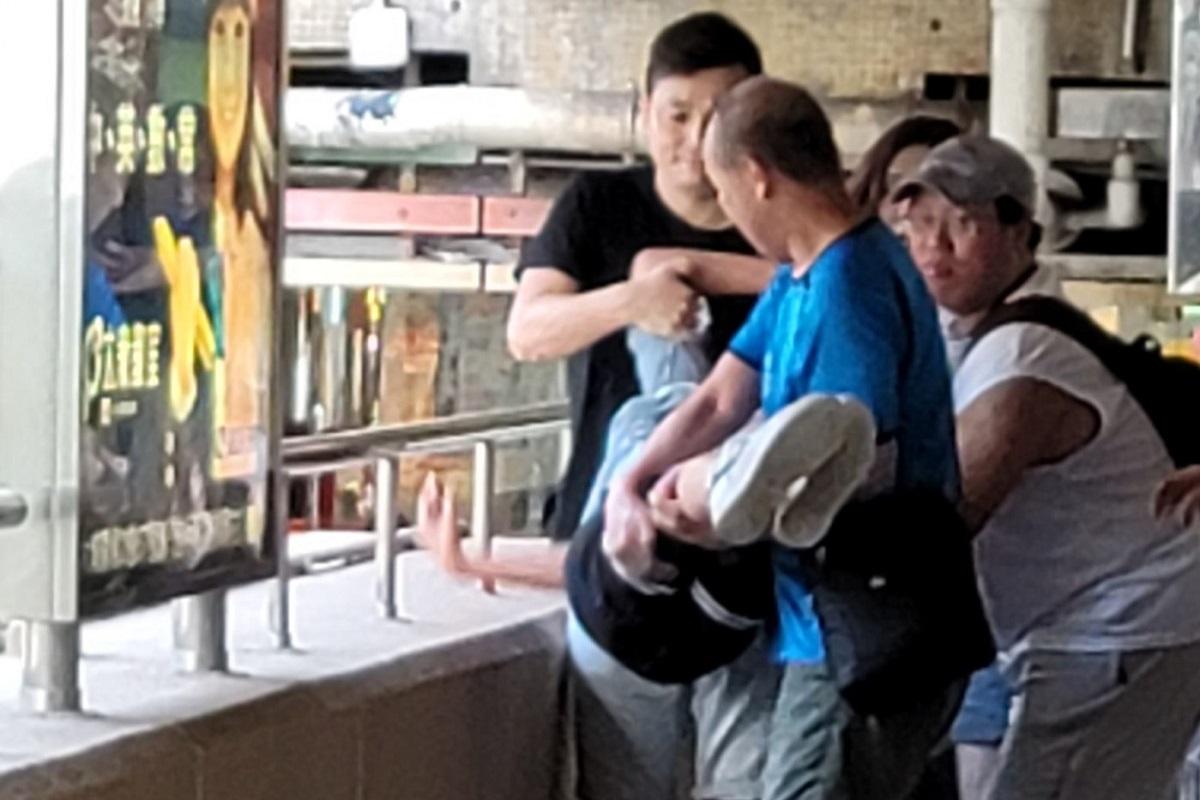 大埔廣場有男童在天橋外危險位置站立,被數名英勇街坊抱回安全位置。(網上圖片)