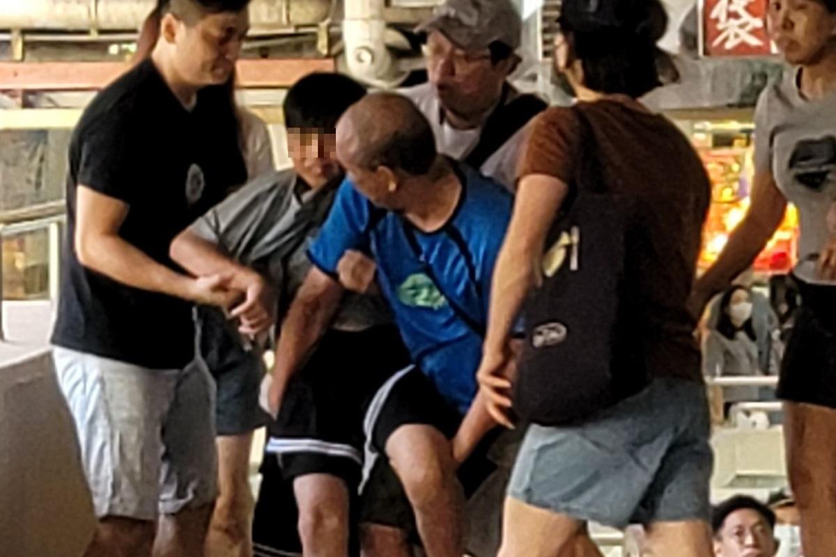 大埔廣場有男童在天橋外危險位置站立,被數名英勇街坊抱回安全位置。(網上圖片)