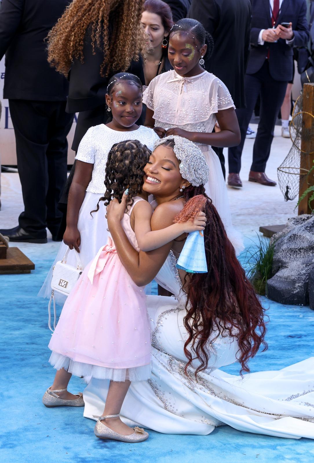 《小魚仙》主角荷爾貝莉穿白色長裙登場,獲現場小朋友歡迎。