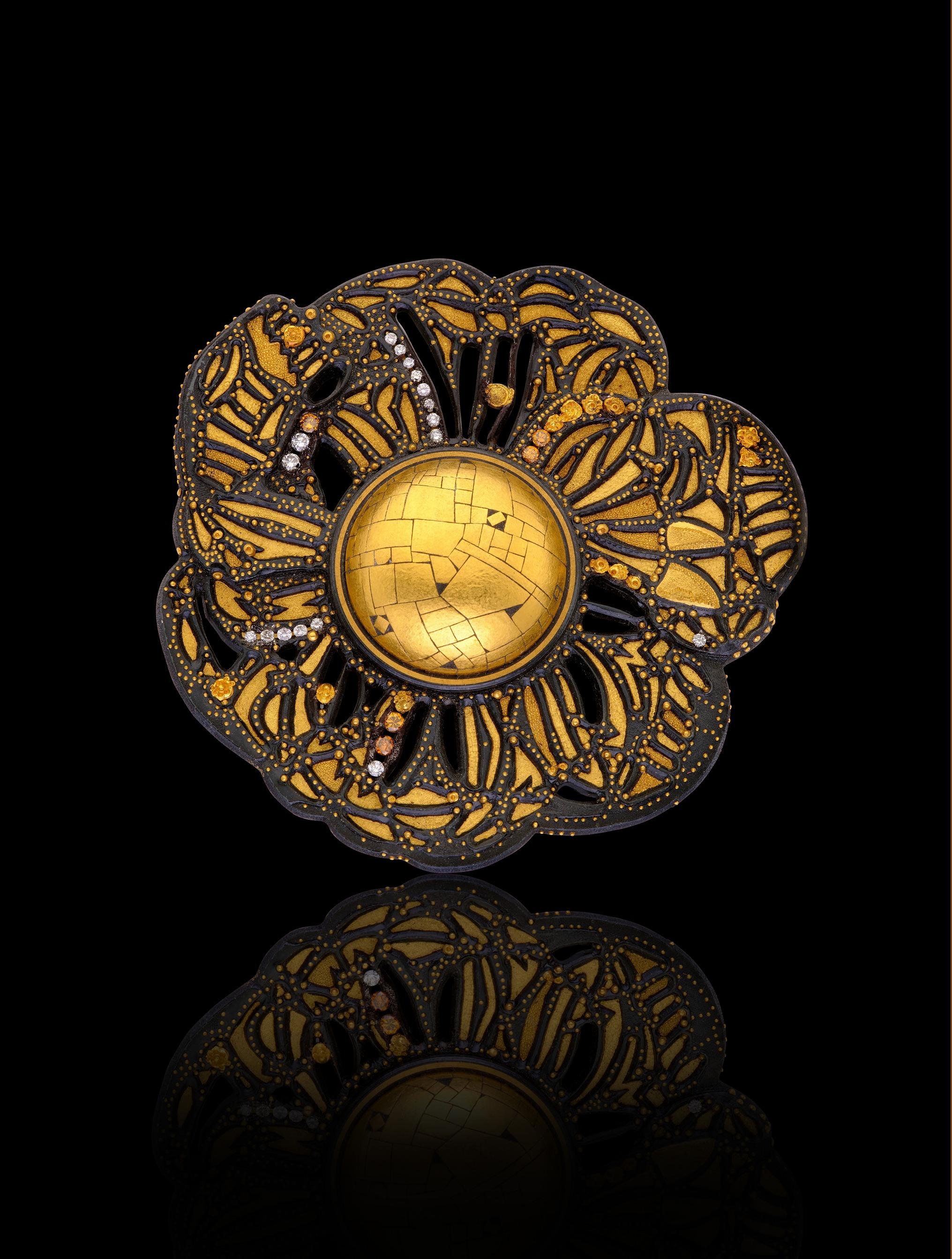 鋼、黃金、圓形鑽石及彩鑽(黃金馬賽克圓頂)