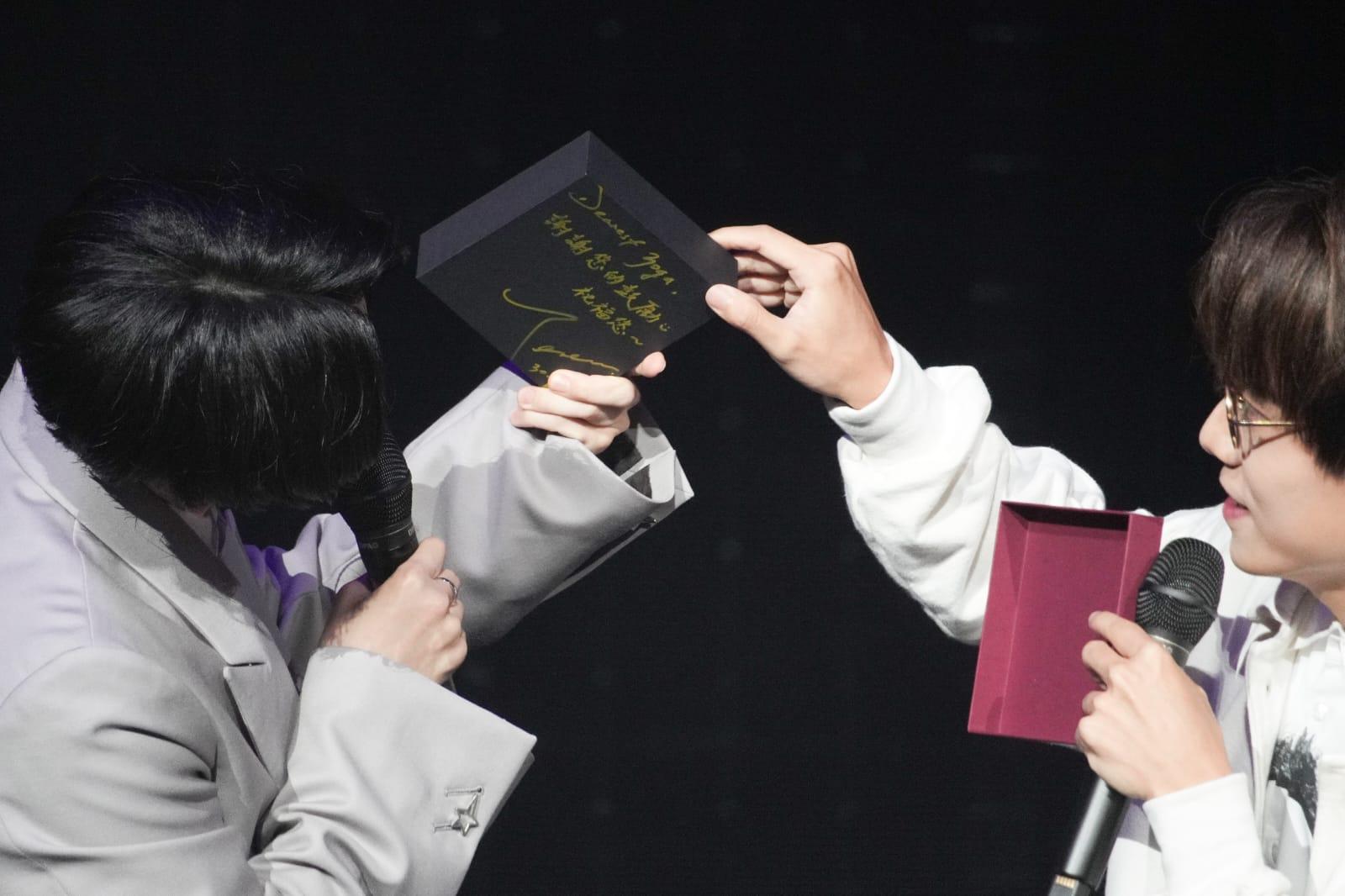 原來林家謙送給Yoga的朱古力禮俉底寫有祝福句。(李睿哲攝)