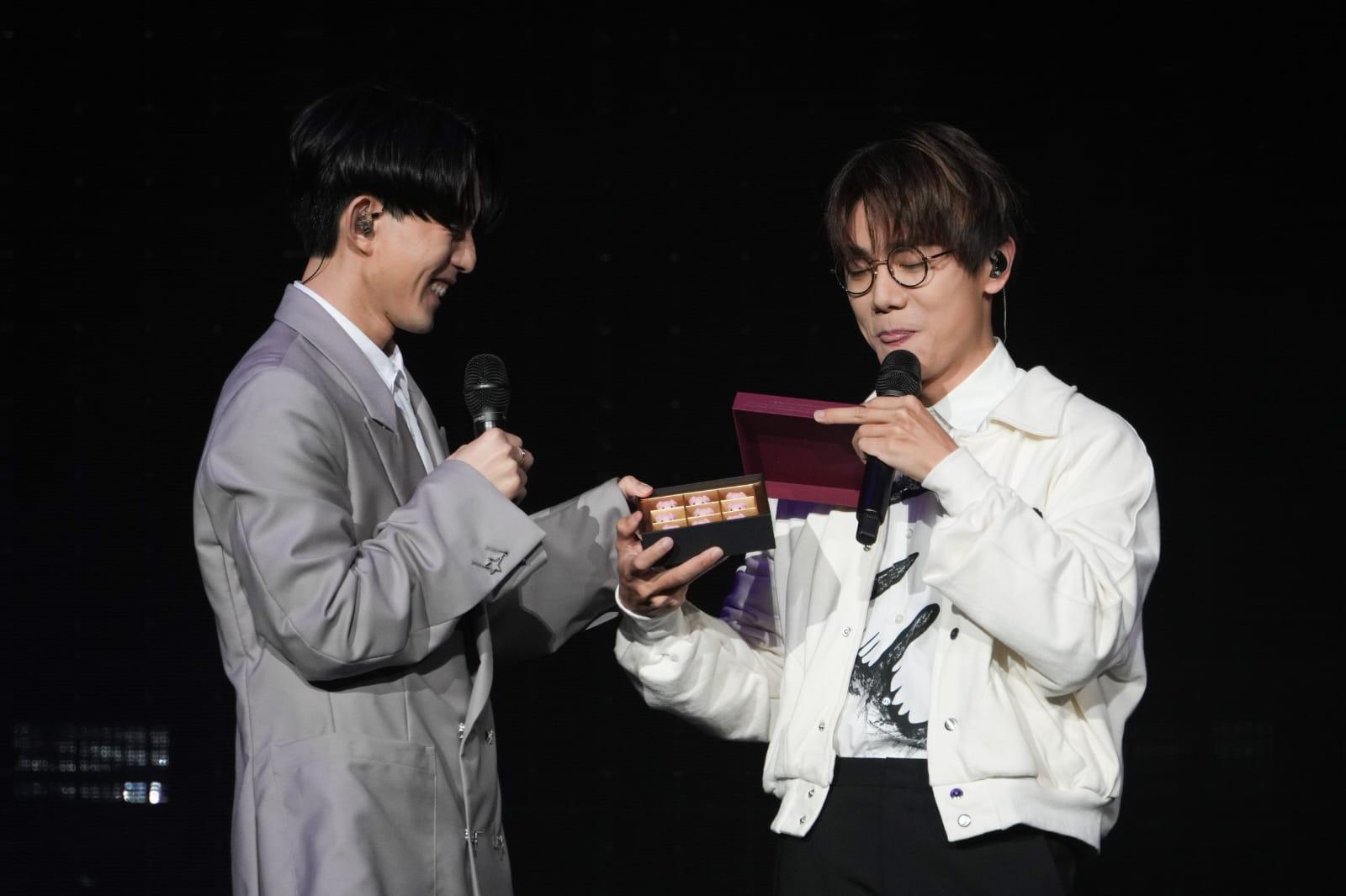 未知是否受張敬軒演唱會的送禮儀式感染,林家謙搞笑地送上「朱古力」,取其國語發音「祝鼓勵」。