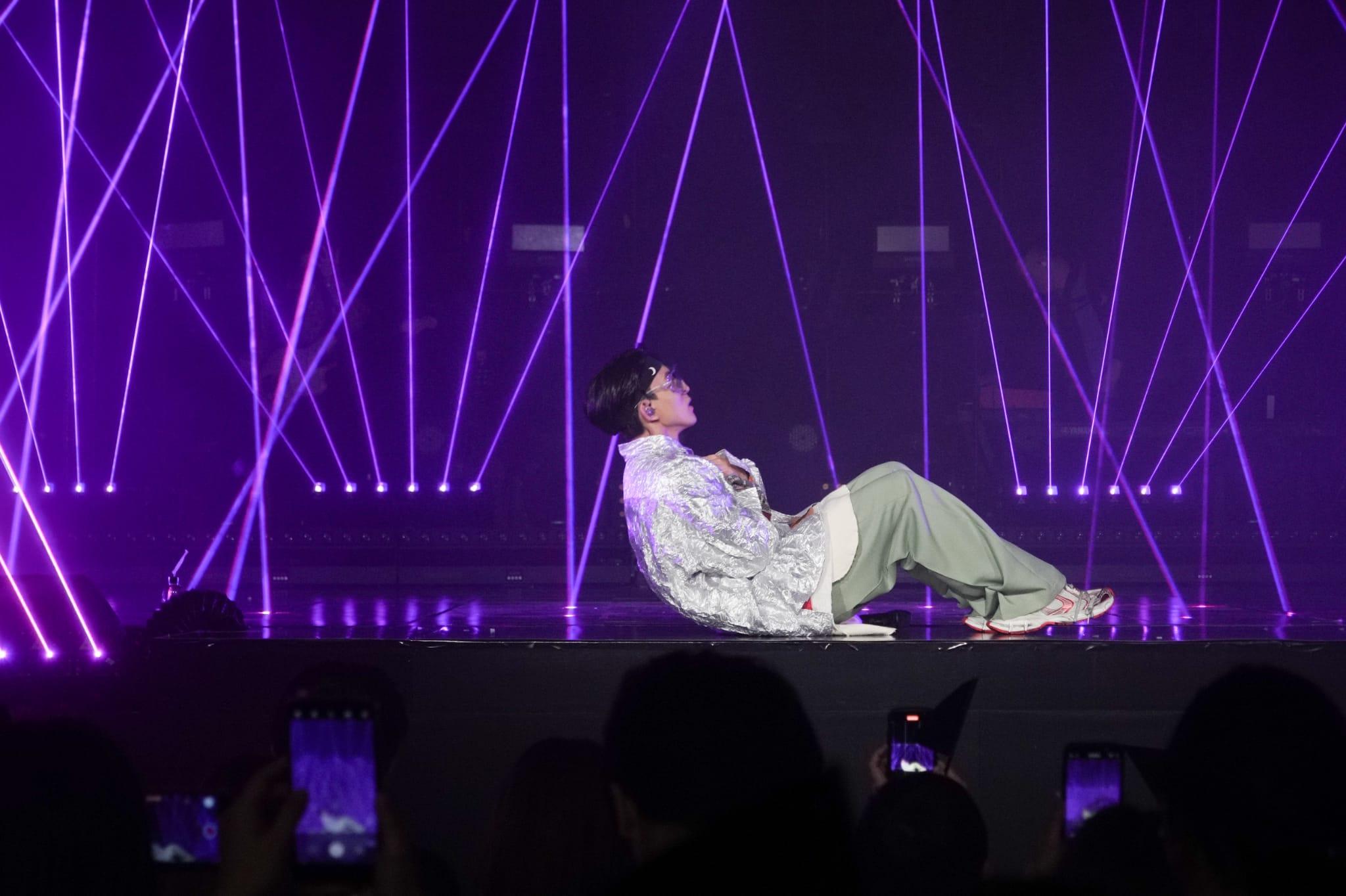 林宥嘉在尾場High,搞笑地忽然做sit up。(李睿哲攝)