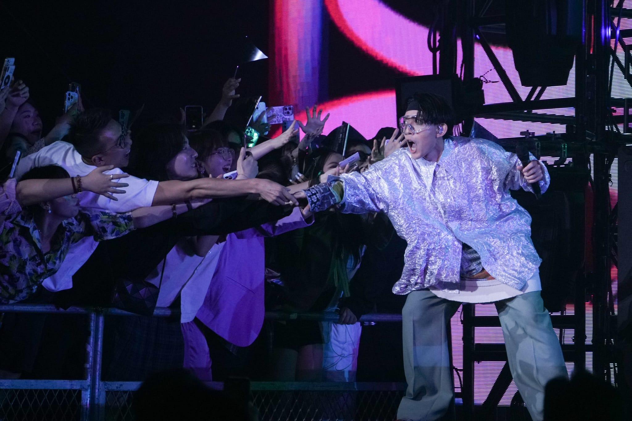 林宥嘉在尾場High與觀眾握手。(李睿哲攝)