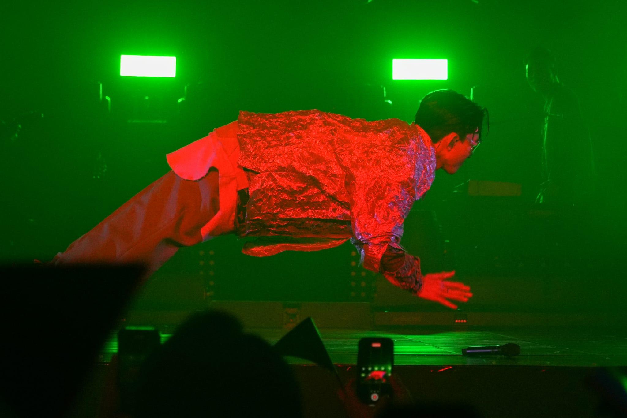 林宥嘉在尾場High爆,忽然做掌上功。(李睿哲攝)