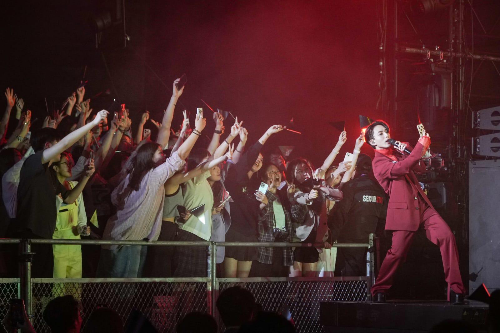 林宥嘉興奮與觀眾玩自拍。(李睿哲攝)