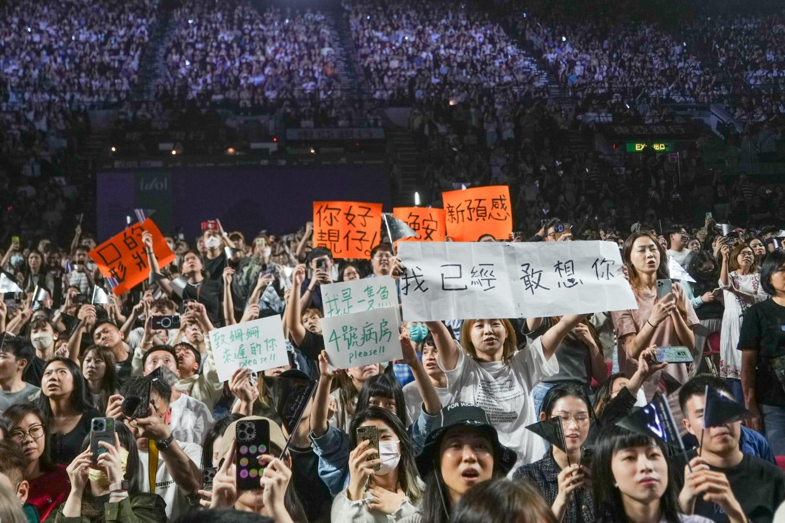 林宥嘉於紅館舉行《idol世界巡迴演唱會》香港站尾場,歌迷以巨型字牌點唱。(李睿哲攝)