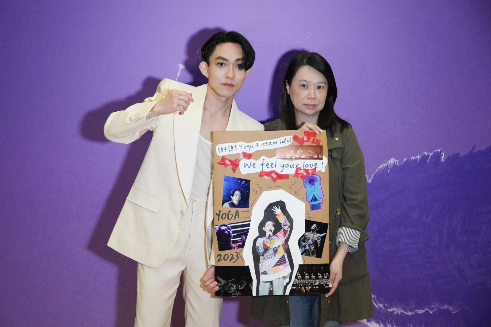 林宥嘉獲香港歌迷送上手製的巨型心意咭。(李睿哲攝)