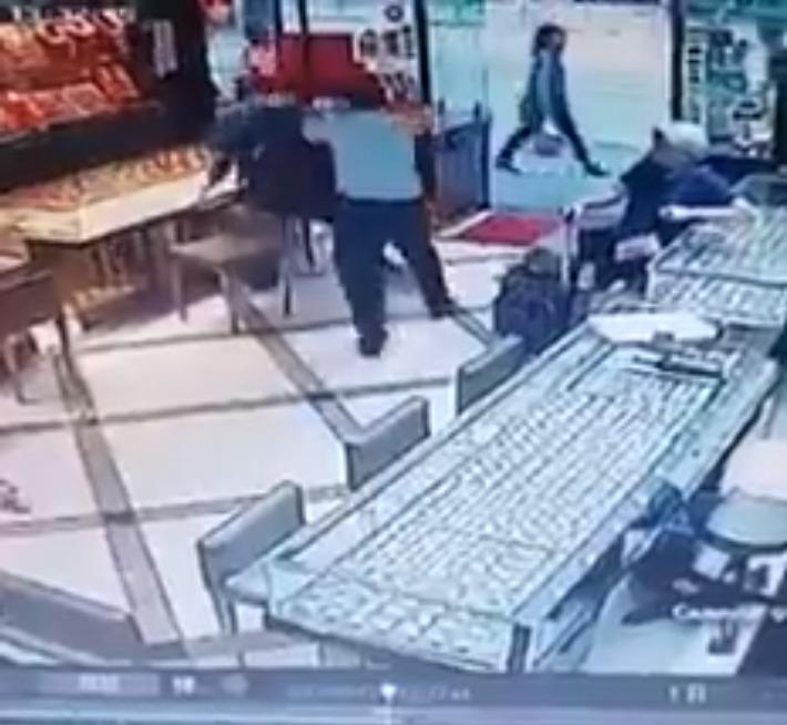 黑衣獨行賊鎚仔扑觀塘珠寶金行玻璃 行劫不果逃去