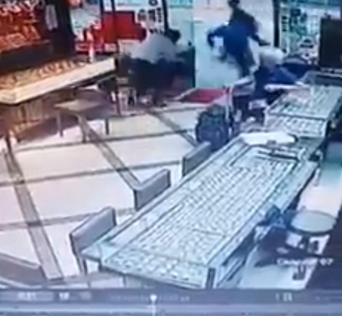 黑衣獨行賊棄掉鎚仔逃去