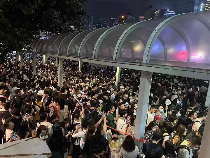 周杰倫於中環海濱舉行演唱會,吸引逾萬名歌迷聚集於核心外圍聽歌。