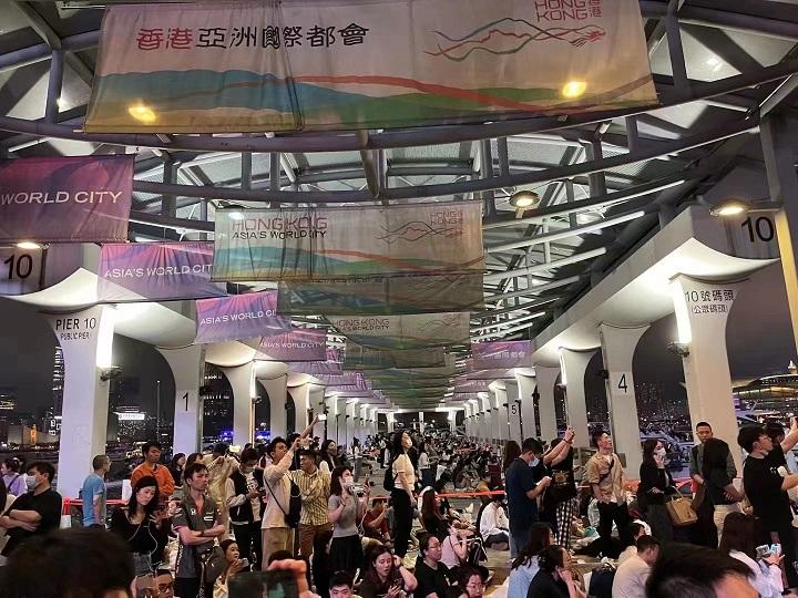 周杰倫於中環海濱舉行演唱會,吸引逾萬名歌迷聚集於核心外圍聽歌。