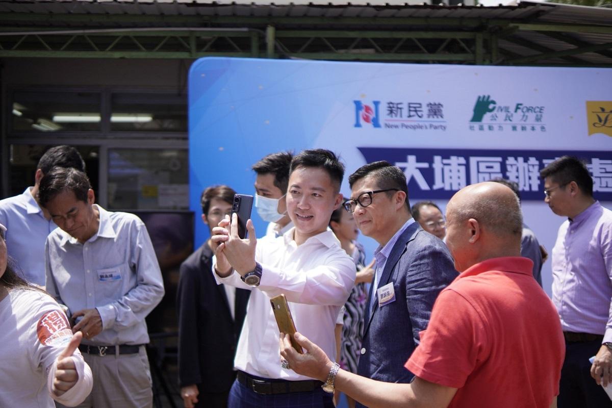 李梓敬(右三)在活動上不忘與鄧炳強(右二)自拍「集郵」。(李梓敬提供)