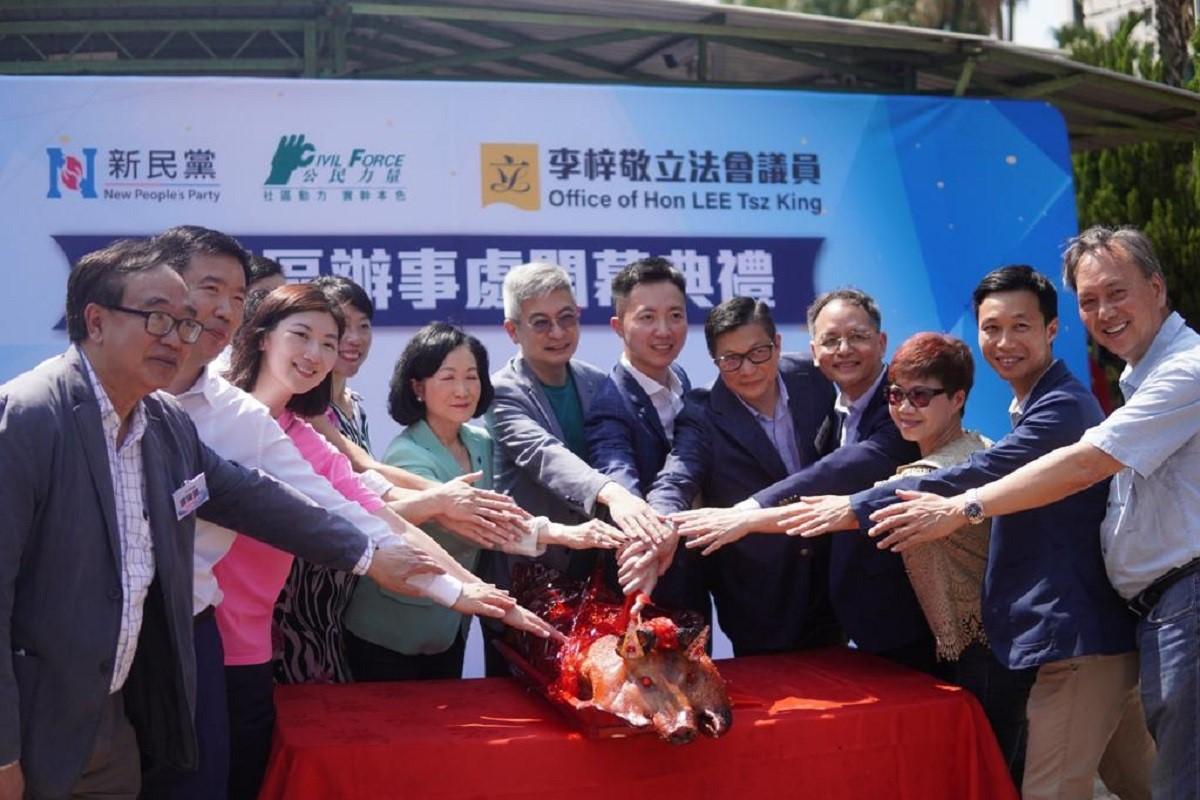 李梓敬(右六)今日為議員辦事處舉行開幕典禮,邀請到葉劉淑儀(左五)、劉震(左六)、鄧炳強(右五)等出席。(李梓敬提供)