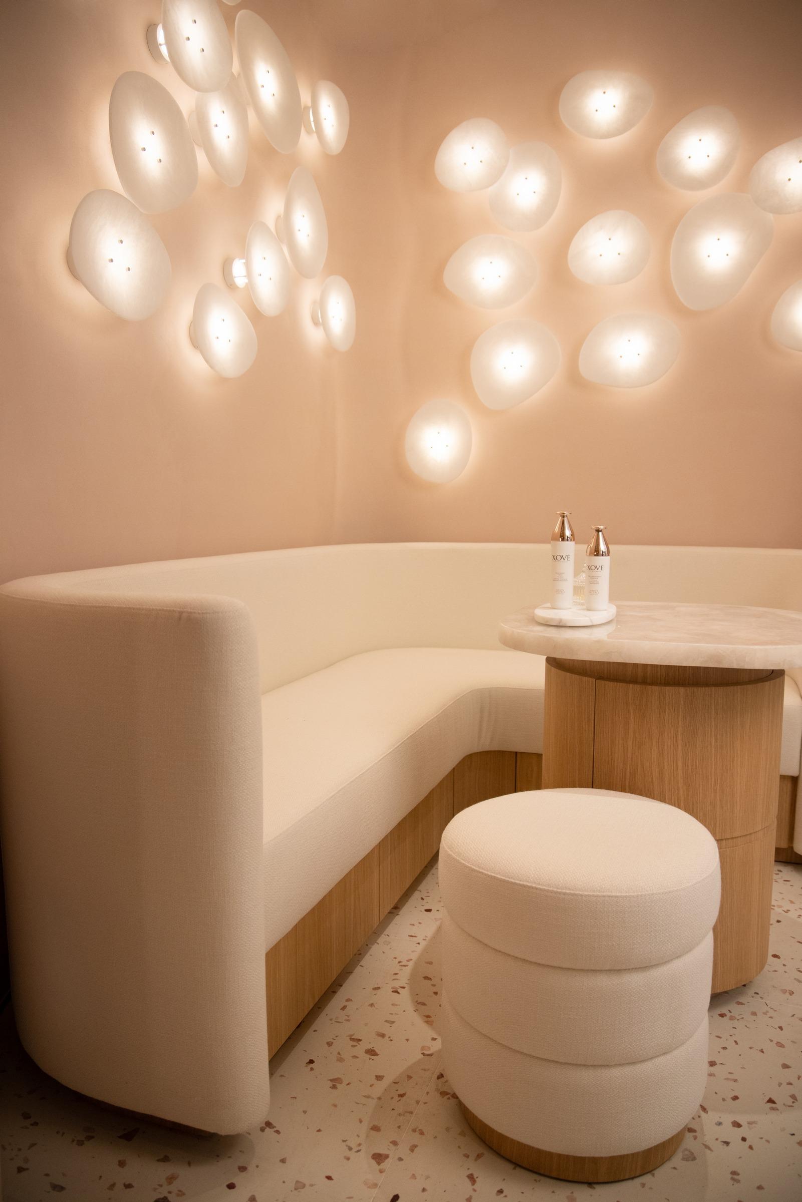 為昇華購物體驗,產品諮詢區亦經悉心設計,藝術裝置般精緻的白松露掛飾,配上舒適寬敞的梳化,營造出舒適愜意空間。