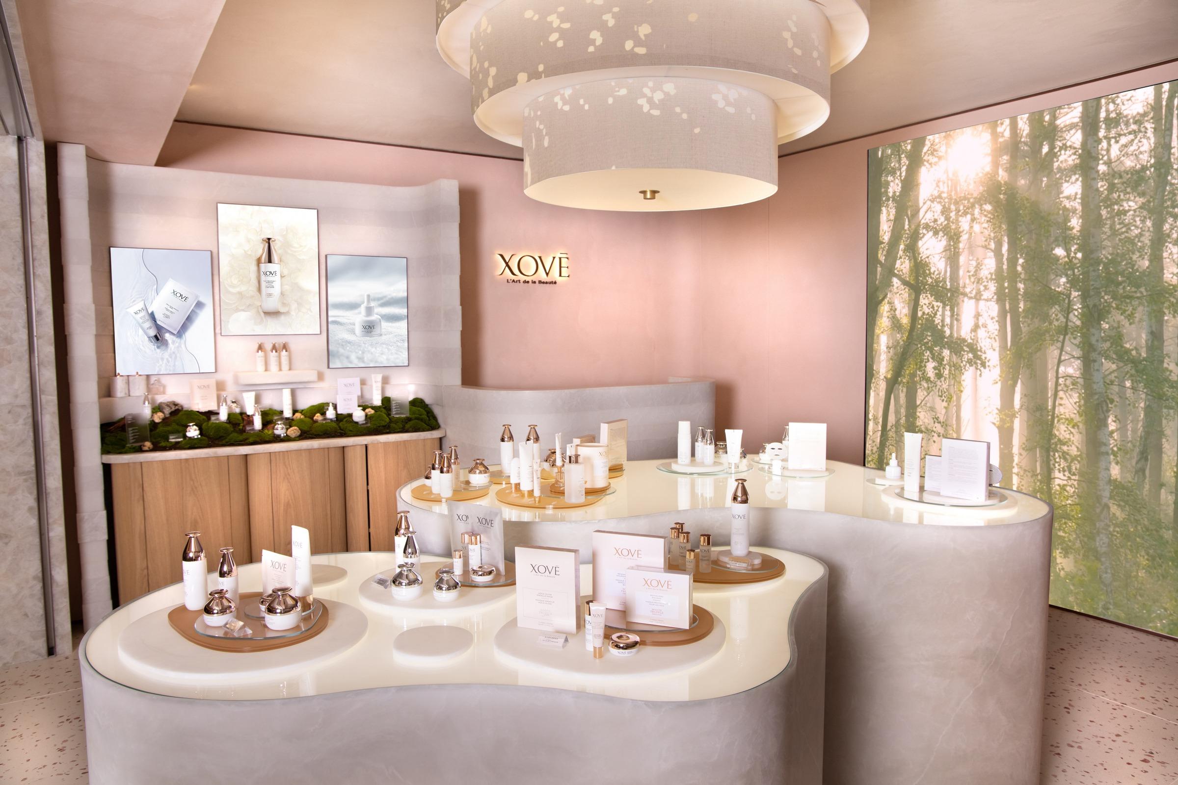 新店的中島展示區化身成白松露森林,白松露與XOVĒ護膚系列展示於綠意盎然的草地與樹木之間,不規則的徹白展櫃猶如片片矜貴白松露。
