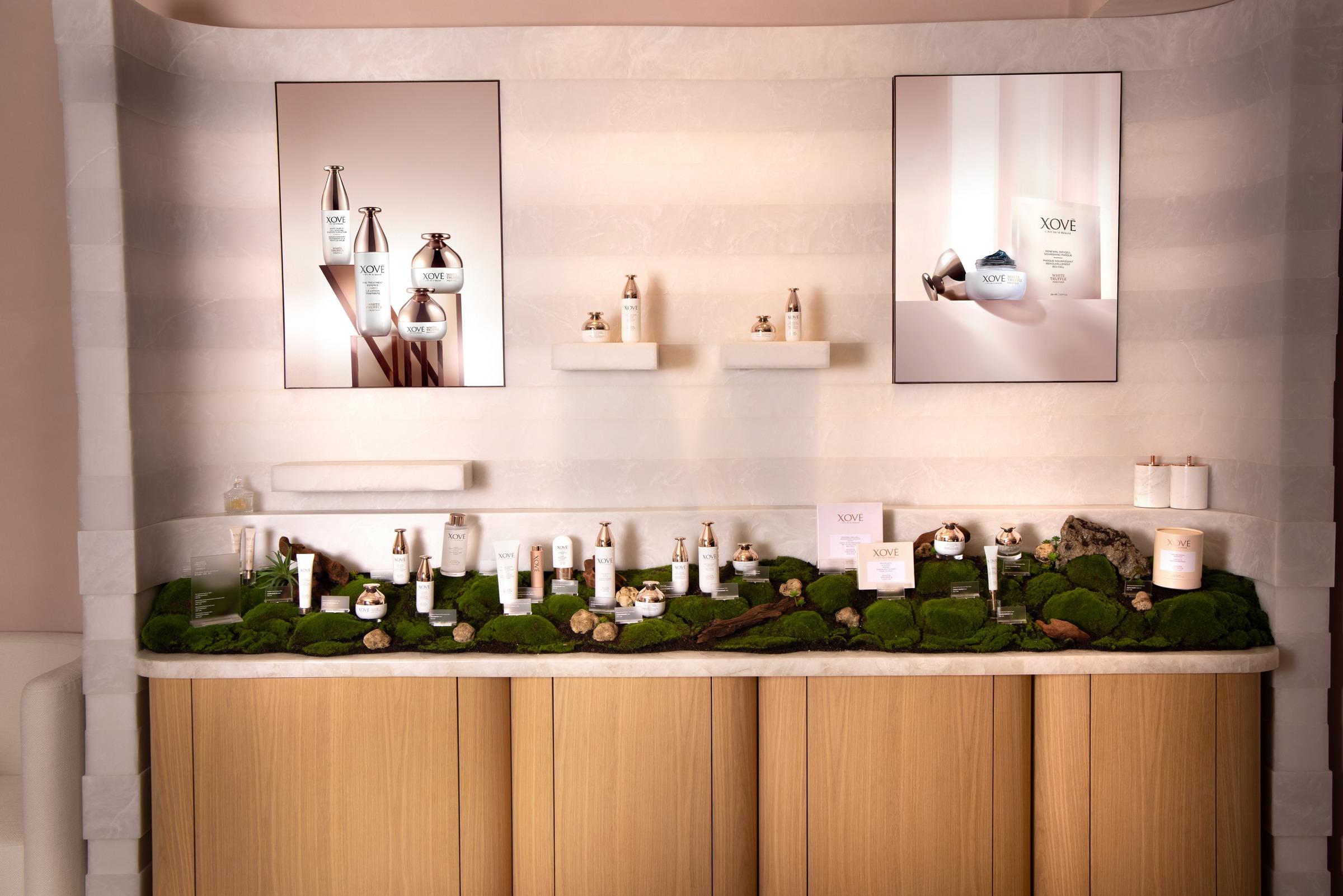 新店的中島展示區化身成白松露森林,白松露與XOVĒ護膚系列展示於綠意盎然的草地與樹木之間,不規則的徹白展櫃猶如片片矜貴白松露。