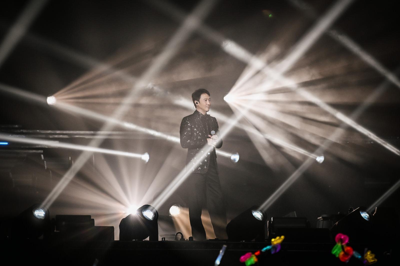 《黎明Stage on 8演唱會》在澳門新濠影滙綜藝館揭開序幕。