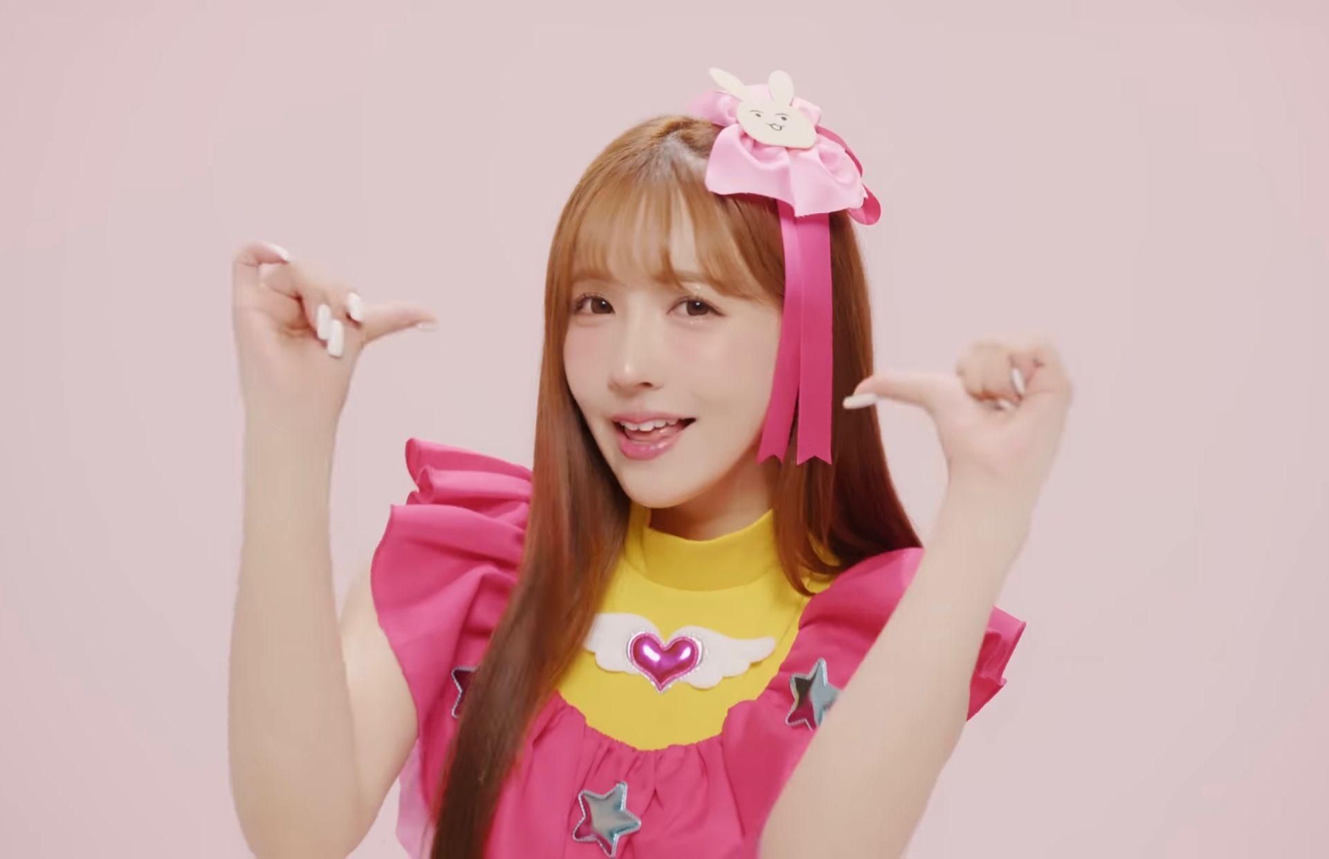 三上悠亞曾經是SKE48成員之一,今次扮偶像可謂毫無難度。