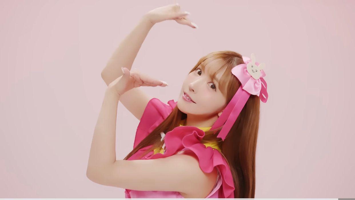 三上悠亞模仿小愛大跳《Sign is B》可愛舞姿。