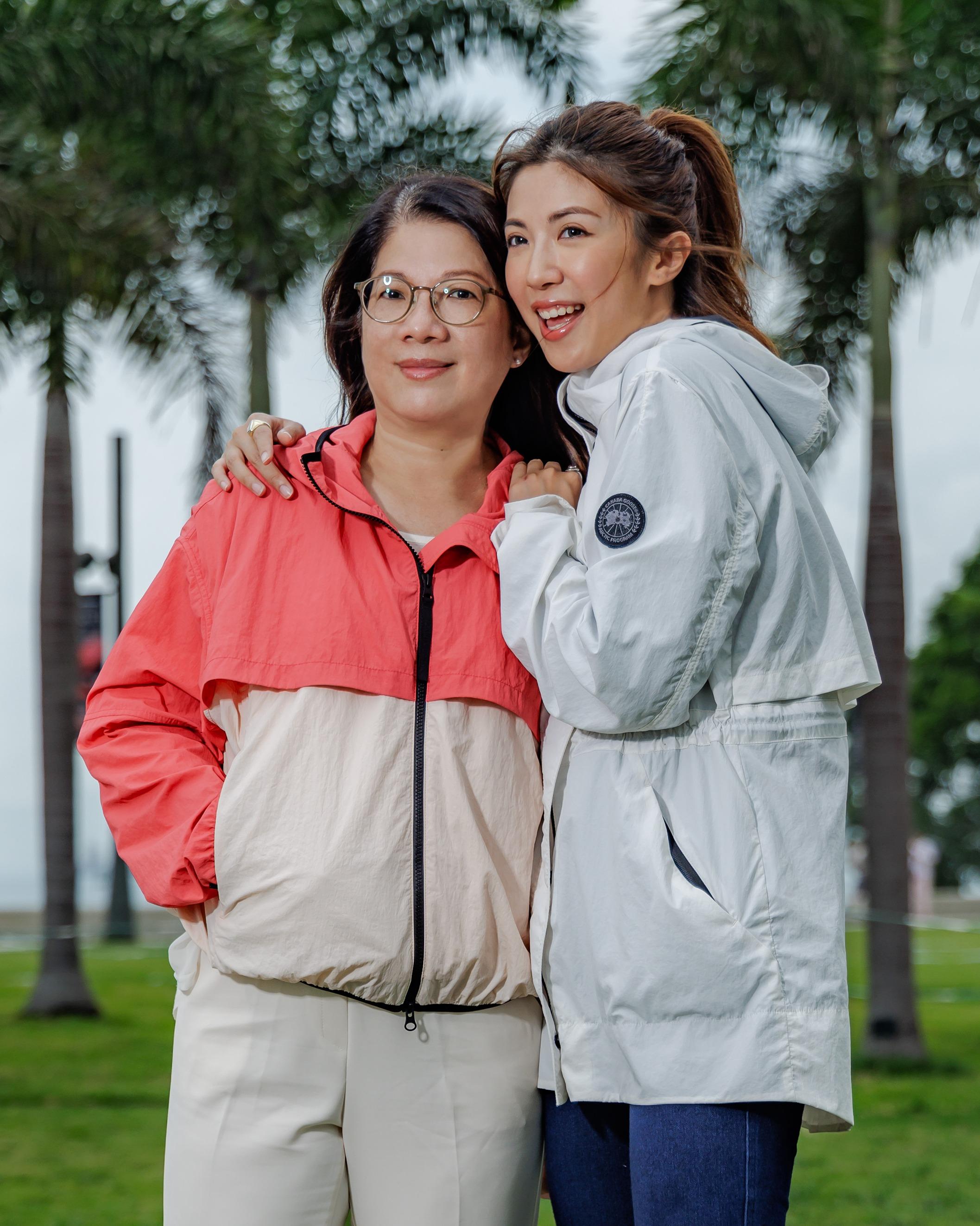 余逸思:Davie 風衣 (北極星白色) $5,000、余逸思媽媽:Sinclair 風衣 (沙色/天空粉) $5,000