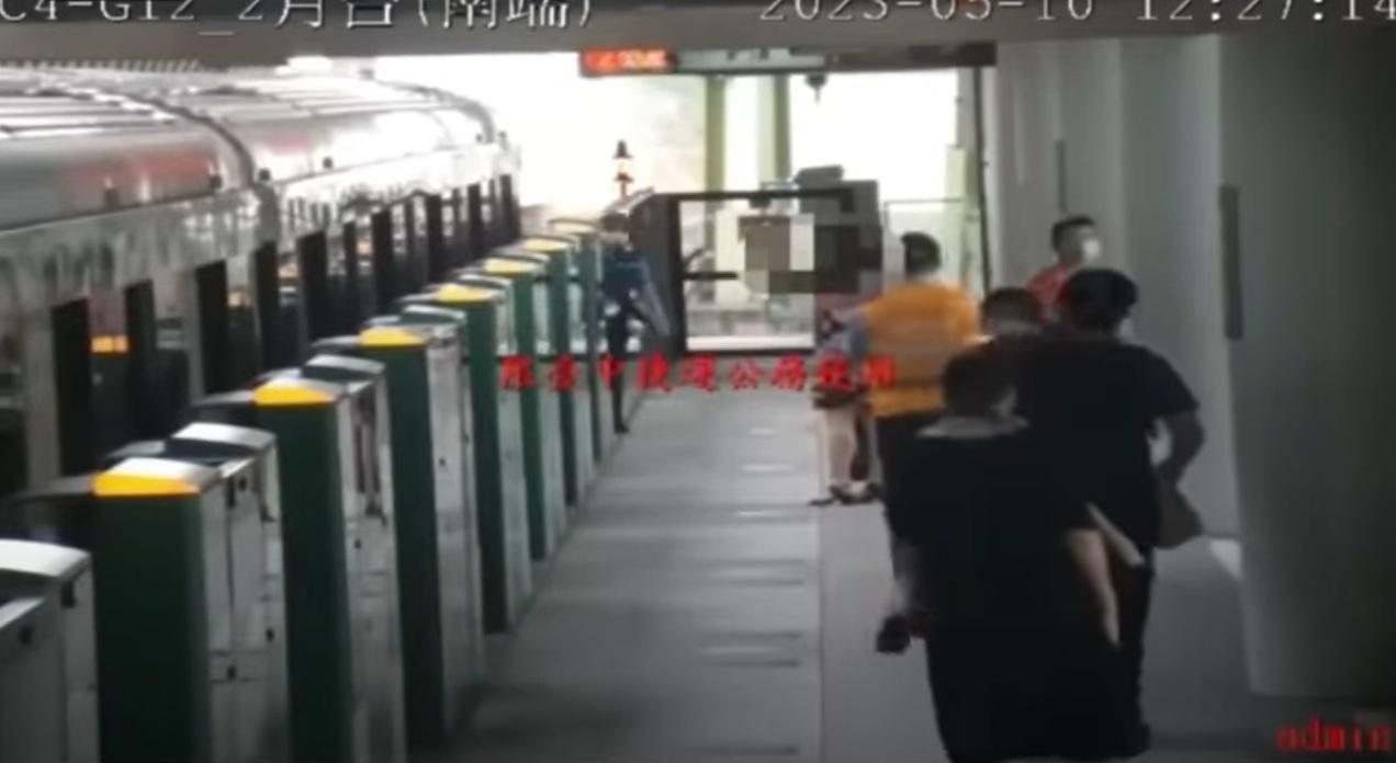 台中捷運|閉路電視關鍵片段曝光 吊臂跌落路軌列車仍離站撞上