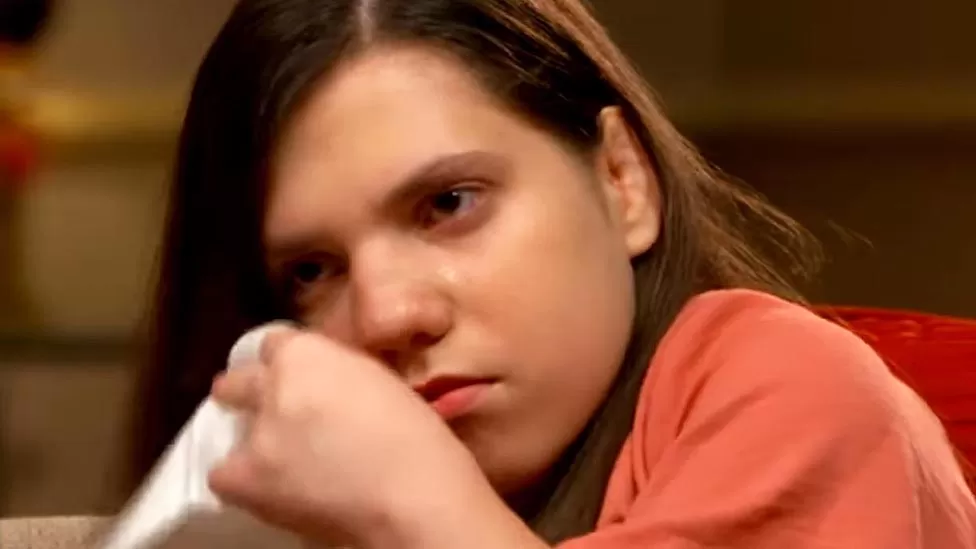 Natalia曾於2019年公開受訪,當時她堅稱自己16歲而不是33歲,並當眾落淚。(互聯網)