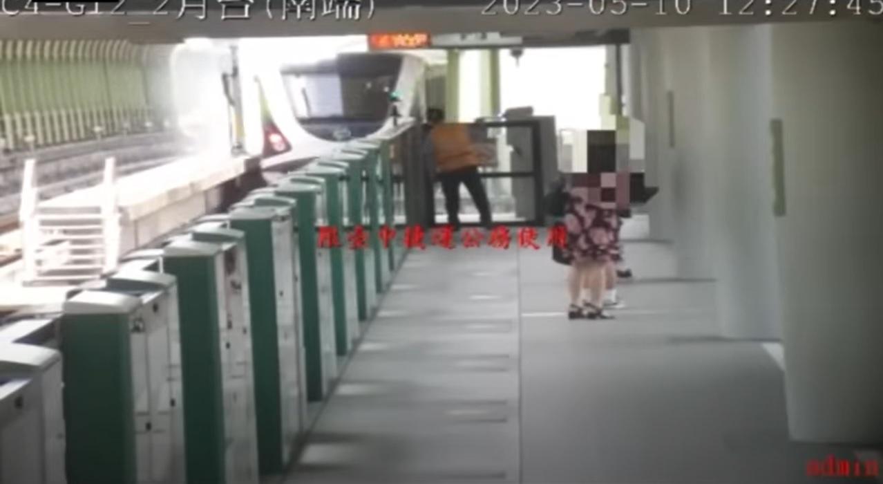 台中捷運|閉路電視關鍵片段曝光 吊臂跌落路軌列車仍離站撞上
