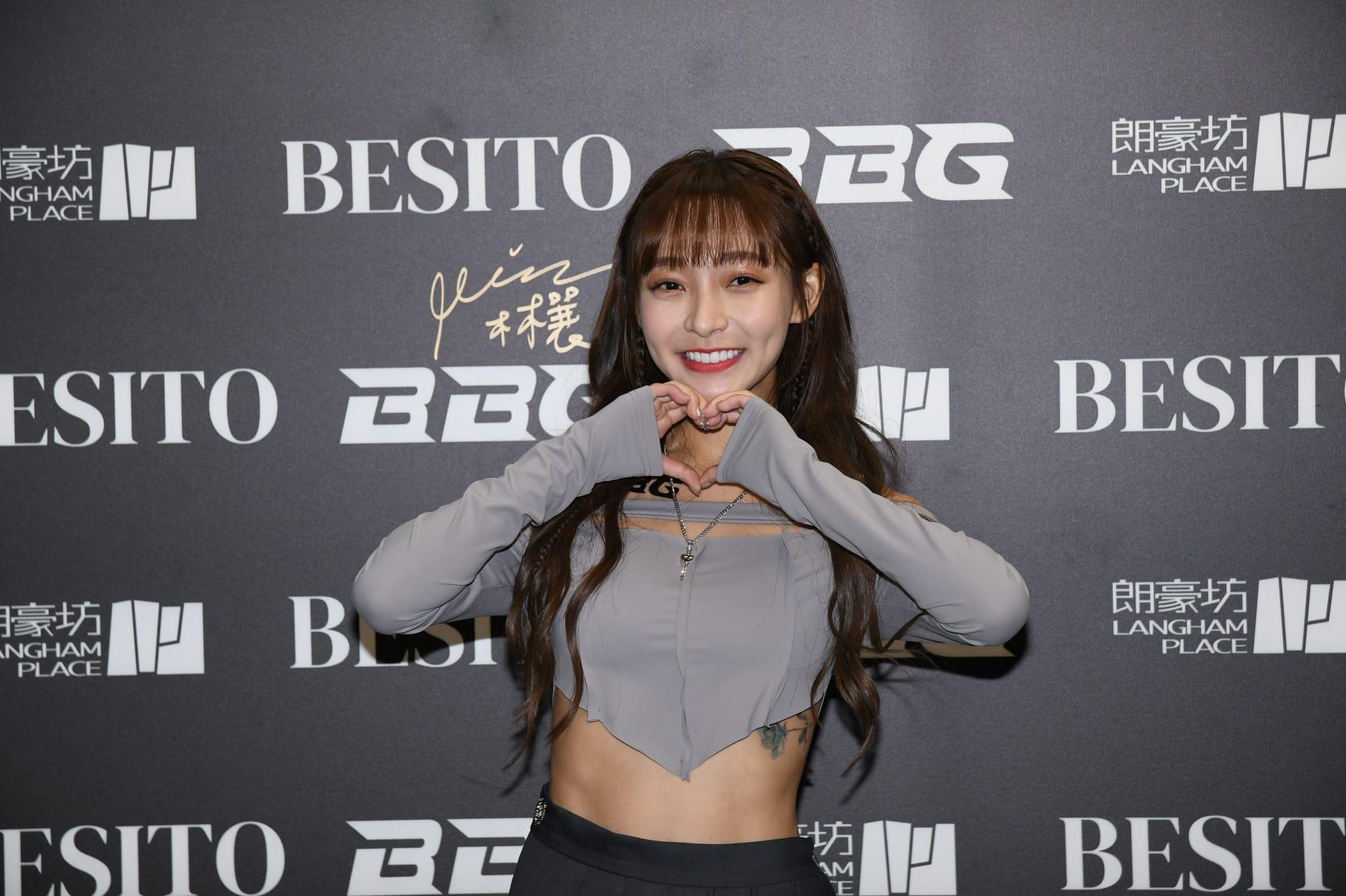 林襄為粉絲⼤派福利。 (何耀勤攝)